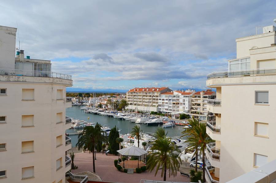 Very nice apartment in Club Nàutic with a magnificent view on the canal and the sea.