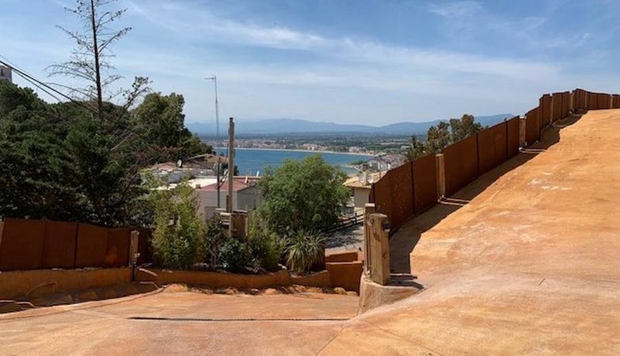 Villa récente avec un vue imprenable sur la baie de Rosas