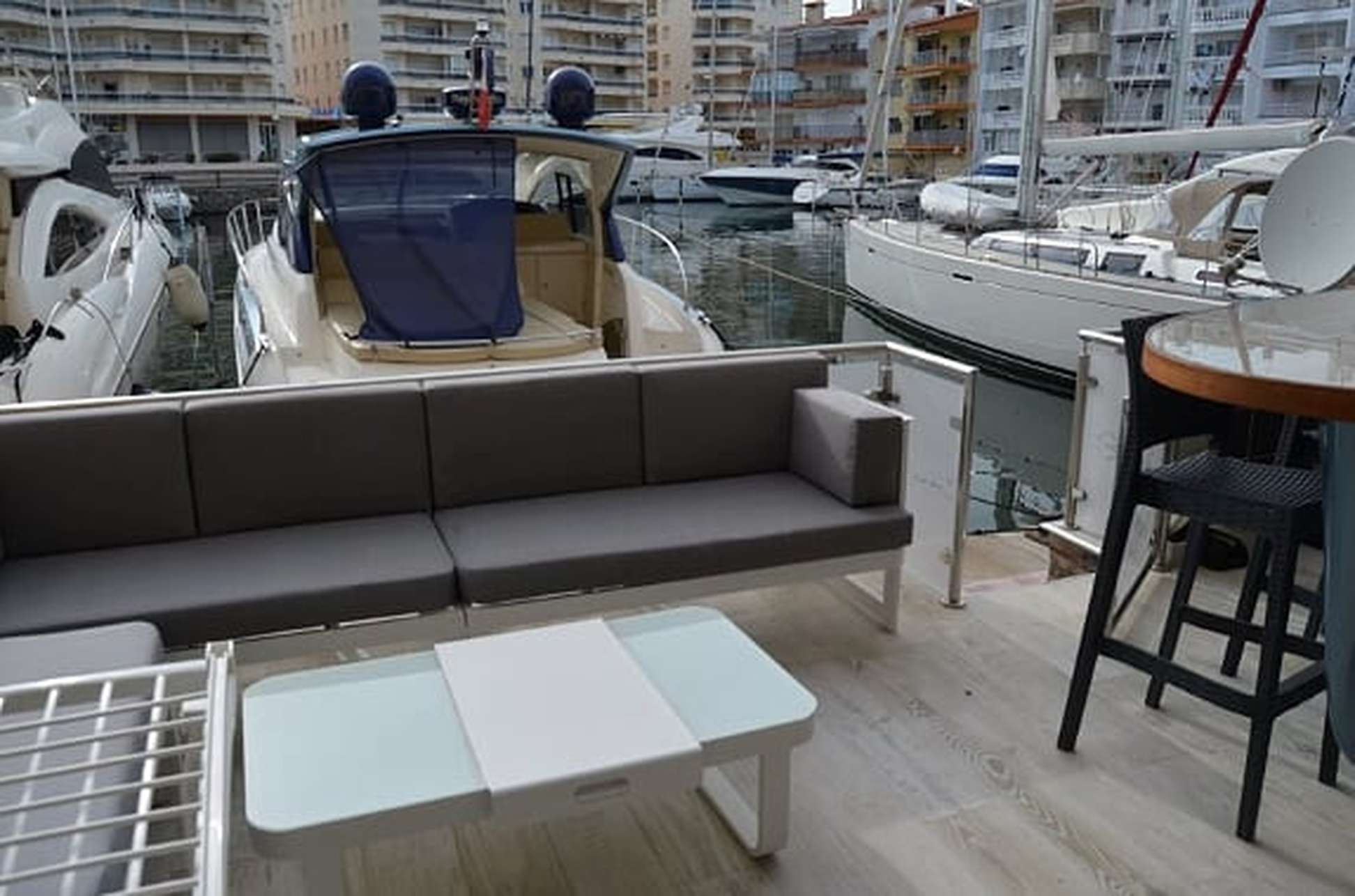 Appartement rénové avec belle amarre de 20m x 5m avant les ponts