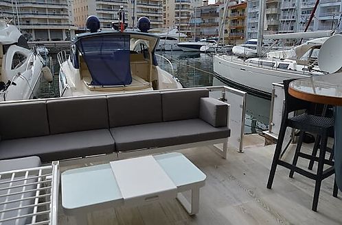 Appartement rénové avec belle amarre de 20m x 5m avant les ponts