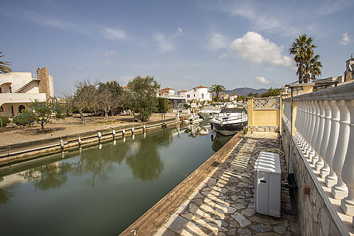 Superb villa on the Norfeu canal 4 bedrooms, 12.5m mooring, swimming pool