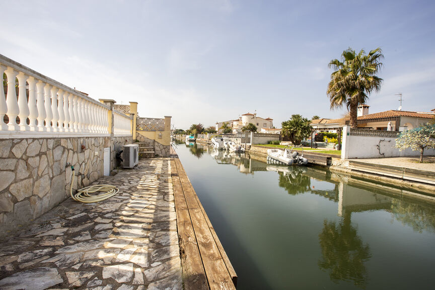 Superb villa on the Norfeu canal 4 bedrooms, 12.5m mooring, swimming pool