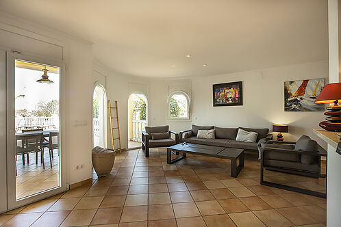 Superb villa on the Norfeu canal 4 bedrooms, 12.5m mooring, swimming pool