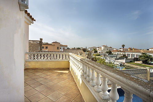 Superbe villa au canal Norfeu 4 chambres, 12,5m d'amarre, piscine EMPURIABRAVA