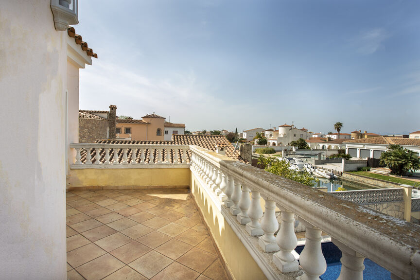 Superb villa on the Norfeu canal 4 bedrooms, 12.5m mooring, swimming pool