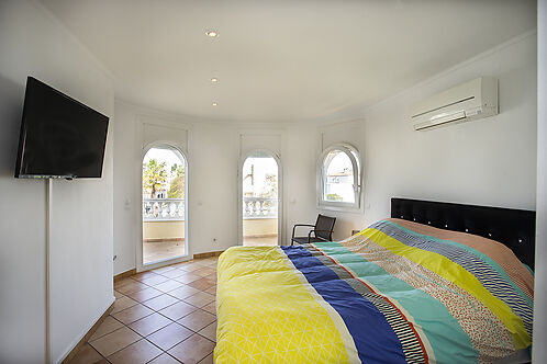 Superbe villa au canal Norfeu 4 chambres, 12,5m d'amarre, piscine EMPURIABRAVA