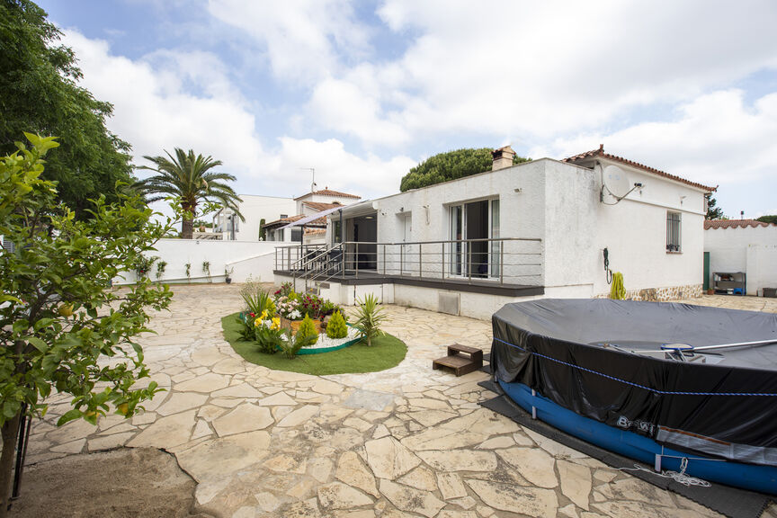 Single storey villa, 3 bedrooms, Empuriabrava for sale