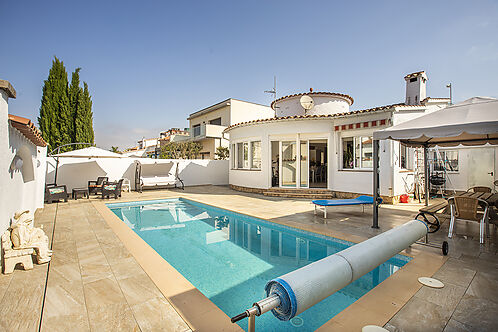 Villa 2 bedrooms swimming pool residential area Alberes EMPURIABRAVA