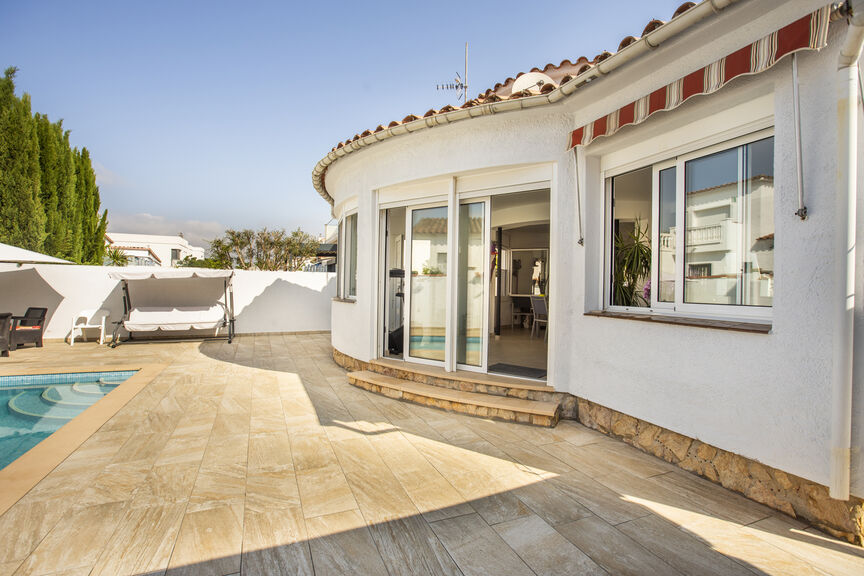 Villa 2 chambres piscine secteur résidentiel  Alberes EMPURIABRAVA