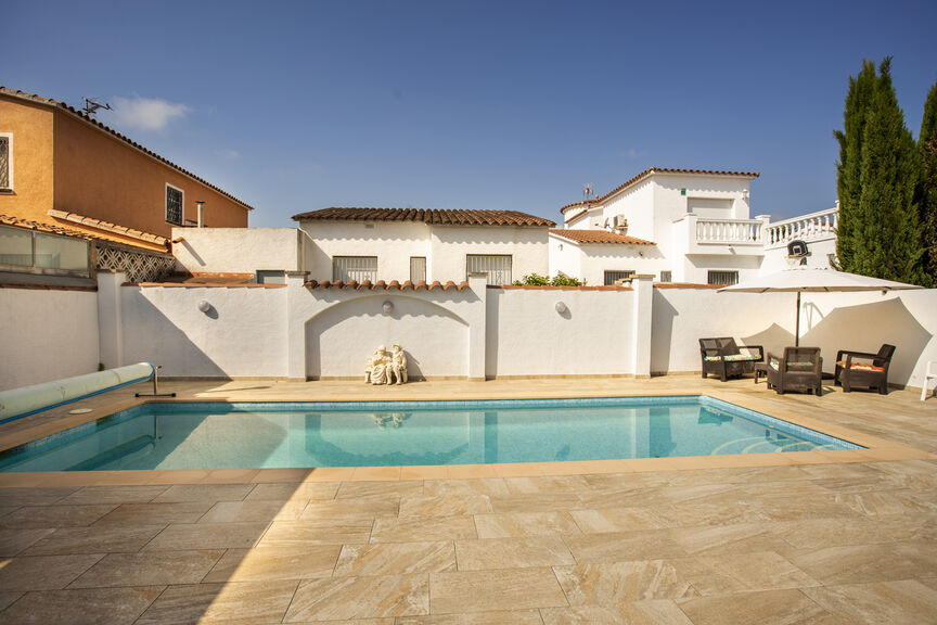 Villa 2 chambres piscine secteur résidentiel  Alberes EMPURIABRAVA