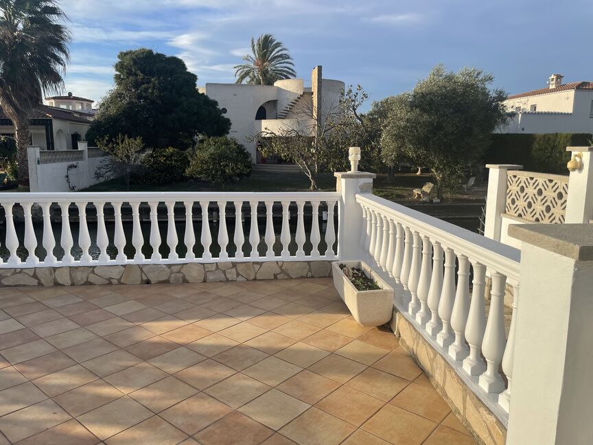 Superbe villa au canal Norfeu 4 chambres, 12,5m d'amarre, piscine EMPURIABRAVA