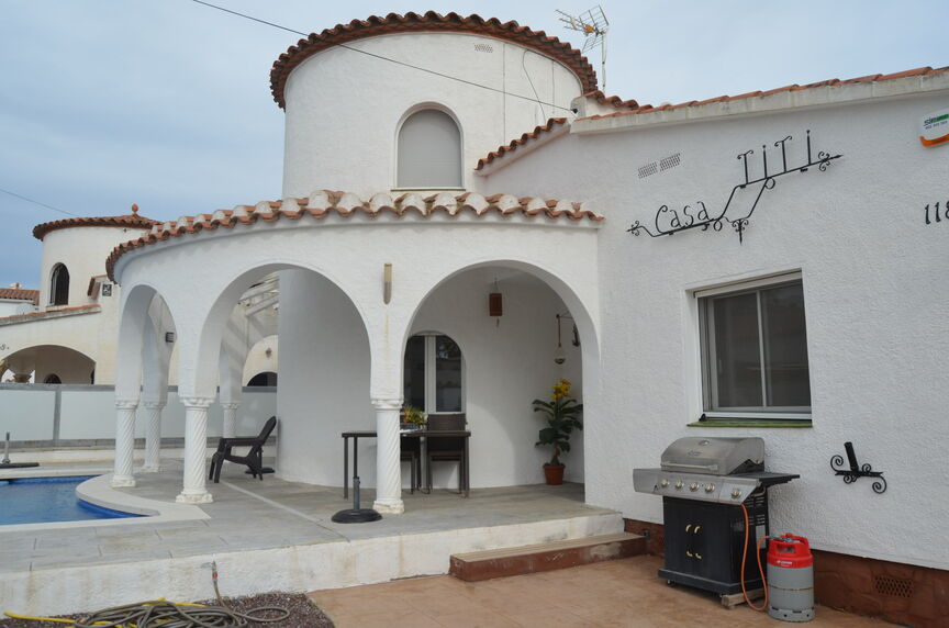 &quot;Oasis de luxe à Empuriabrava : Villa moderne avec piscine et 3 chambres, à deux pas du centre-ville