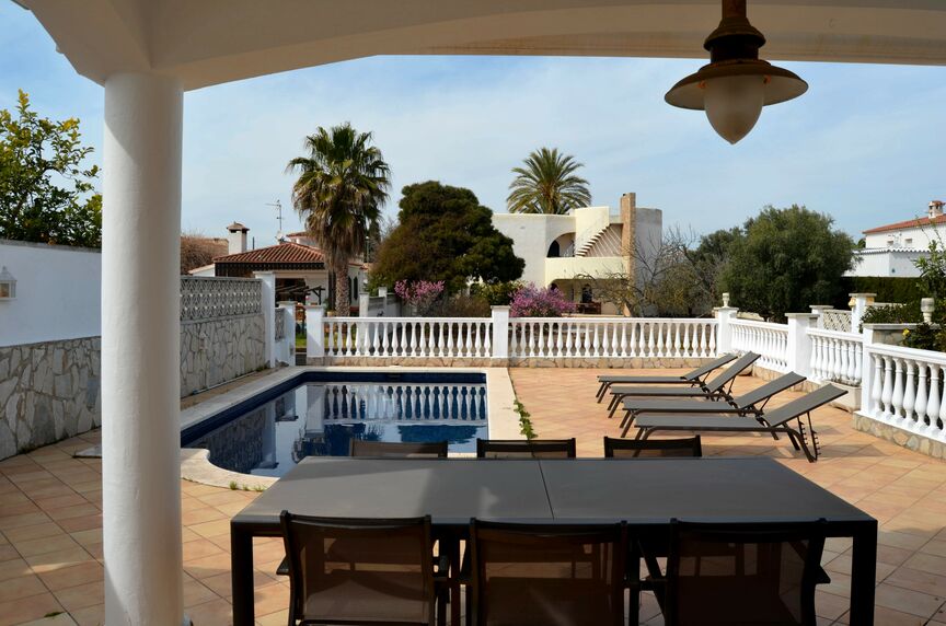 Superb villa on the Norfeu canal 4 bedrooms, 12.5m mooring, swimming pool