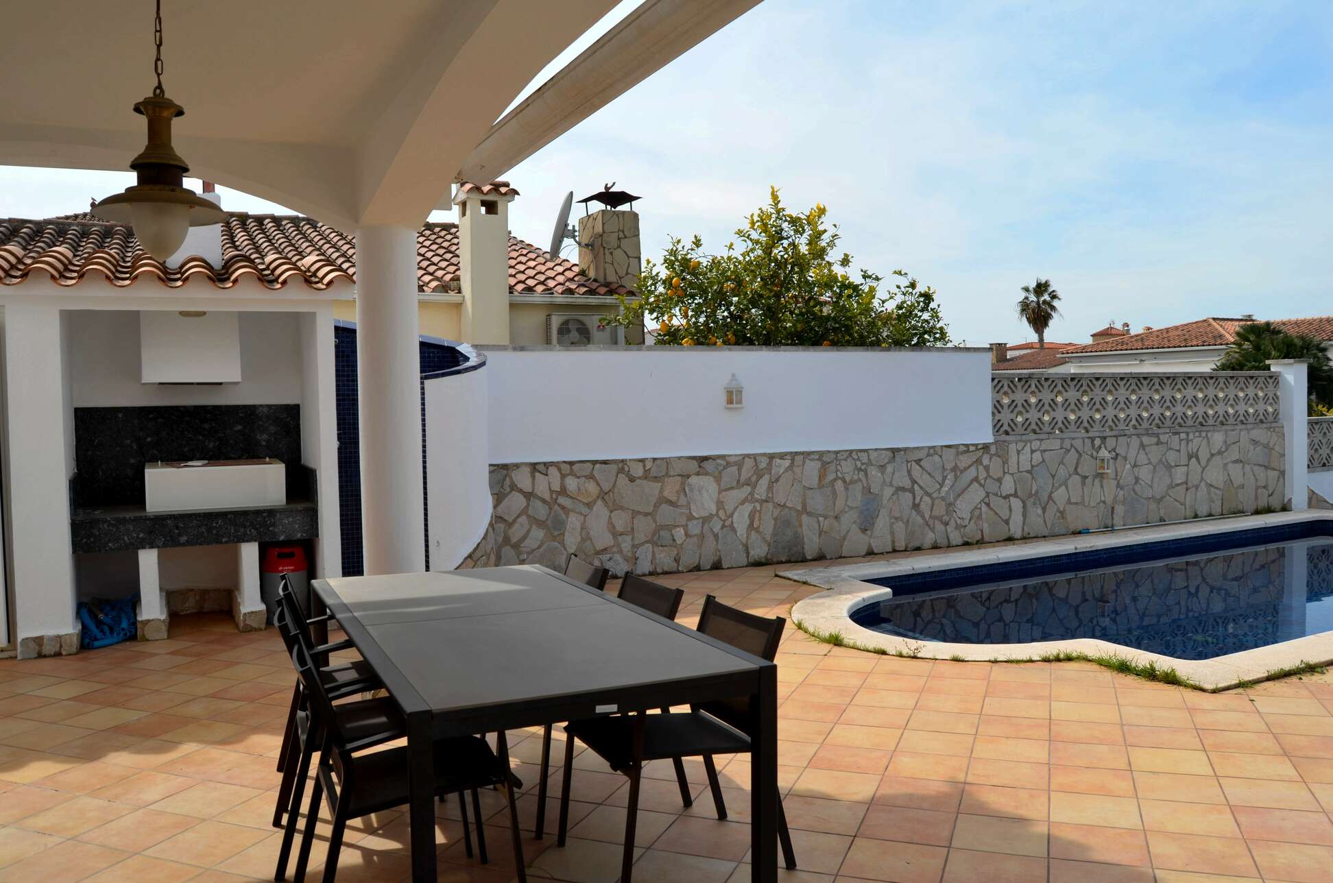 Superb villa on the Norfeu canal 4 bedrooms, 12.5m mooring, swimming pool
