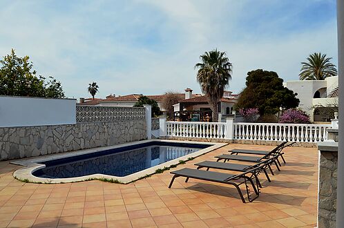 Superb villa on the Norfeu canal 4 bedrooms, 12.5m mooring, swimming pool