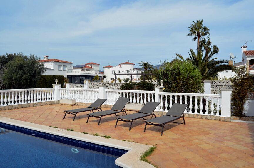 Superb villa on the Norfeu canal 4 bedrooms, 12.5m mooring, swimming pool