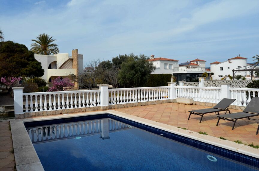 Superb villa on the Norfeu canal 4 bedrooms, 12.5m mooring, swimming pool