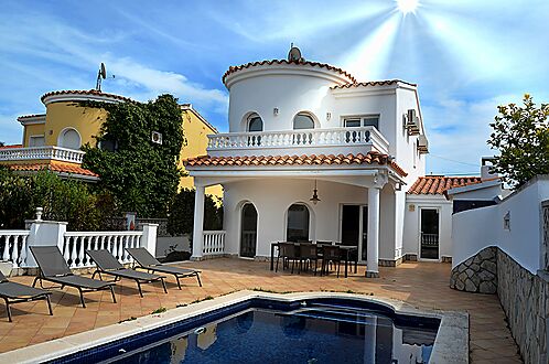 Superb villa on the Norfeu canal 4 bedrooms, 12.5m mooring, swimming pool