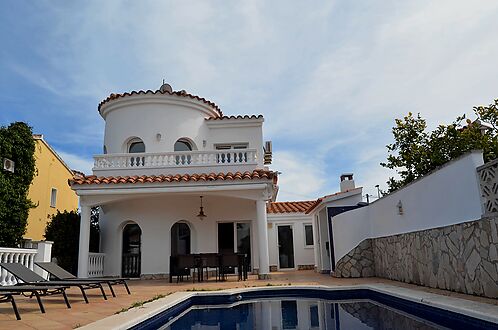 Superb villa on the Norfeu canal 4 bedrooms, 12.5m mooring, swimming pool