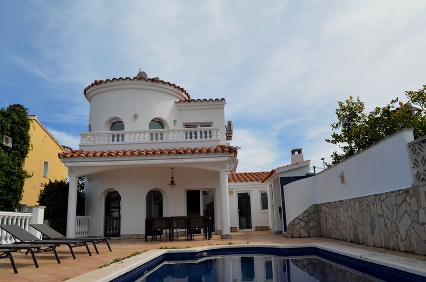 Superb villa on the Norfeu canal 4 bedrooms, 12.5m mooring, swimming pool