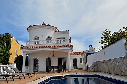 Superb villa on the Norfeu canal 4 bedrooms, 12.5m mooring, swimming pool