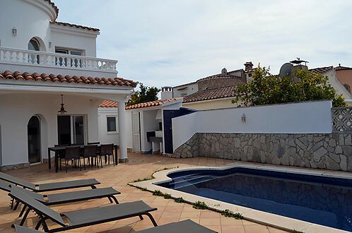 Superb villa on the Norfeu canal 4 bedrooms, 12.5m mooring, swimming pool