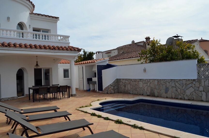 Superb villa on the Norfeu canal 4 bedrooms, 12.5m mooring, swimming pool