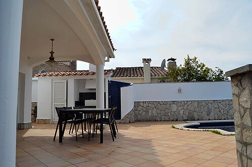 Superb villa on the Norfeu canal 4 bedrooms, 12.5m mooring, swimming pool