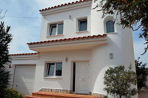 Superb villa on the Norfeu canal 4 bedrooms, 12.5m mooring, swimming pool