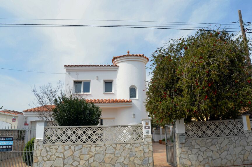 Superb villa on the Norfeu canal 4 bedrooms, 12.5m mooring, swimming pool