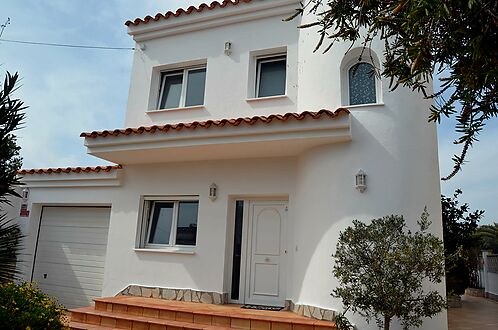 Superb villa on the Norfeu canal 4 bedrooms, 12.5m mooring, swimming pool