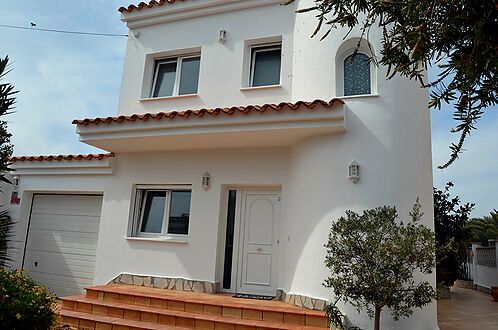 Superbe villa au canal Norfeu 4 chambres, 12,5m d'amarre, piscine EMPURIABRAVA