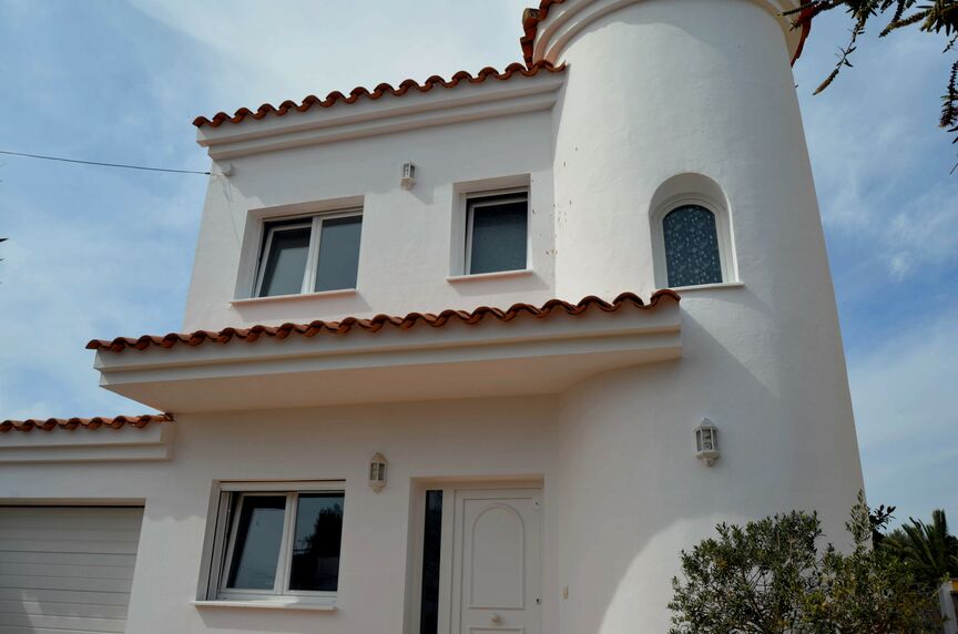 Superb villa on the Norfeu canal 4 bedrooms, 12.5m mooring, swimming pool