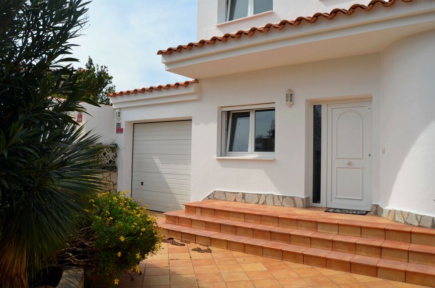 Superbe villa au canal Norfeu 4 chambres, 12,5m d'amarre, piscine EMPURIABRAVA