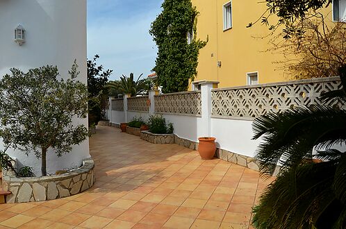 Superb villa on the Norfeu canal 4 bedrooms, 12.5m mooring, swimming pool