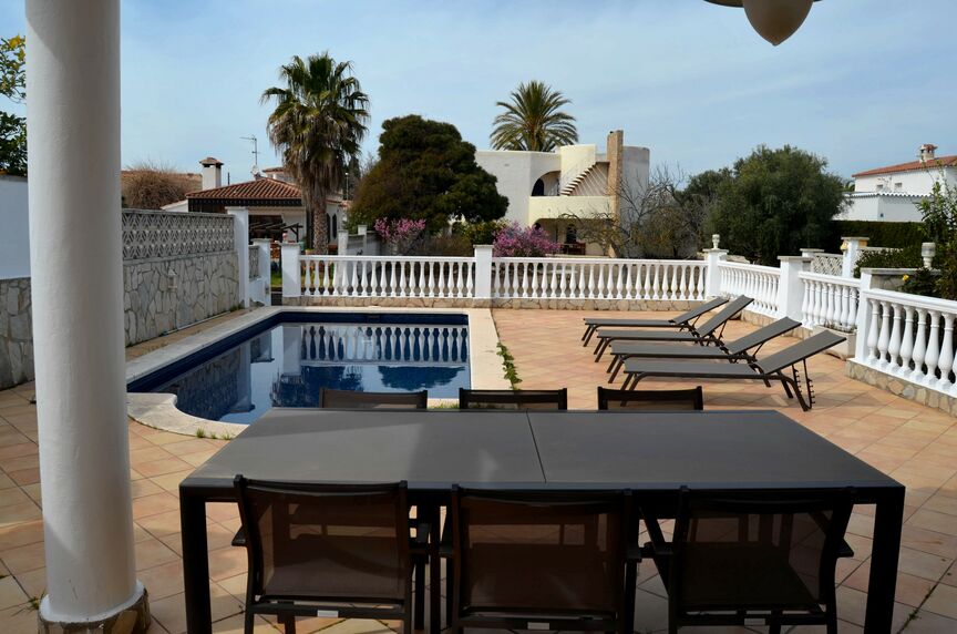 Superb villa on the Norfeu canal 4 bedrooms, 12.5m mooring, swimming pool