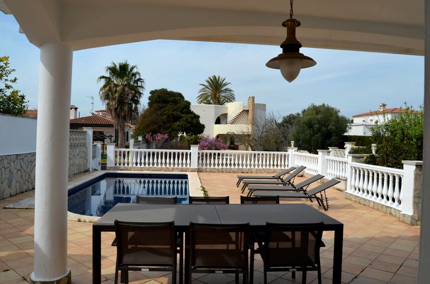 Superb villa on the Norfeu canal 4 bedrooms, 12.5m mooring, swimming pool