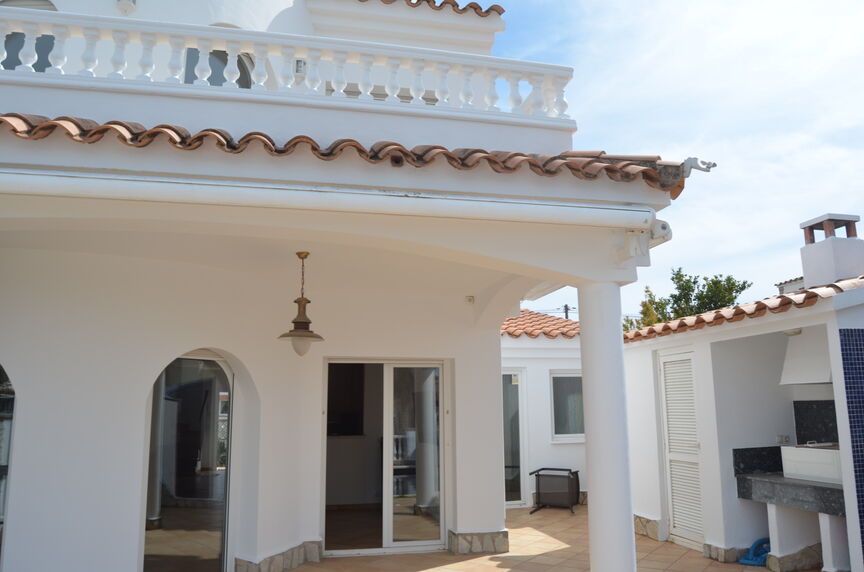 Superbe villa au canal Norfeu 4 chambres, 12,5m d'amarre, piscine EMPURIABRAVA