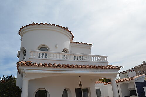 Superb villa on the Norfeu canal 4 bedrooms, 12.5m mooring, swimming pool