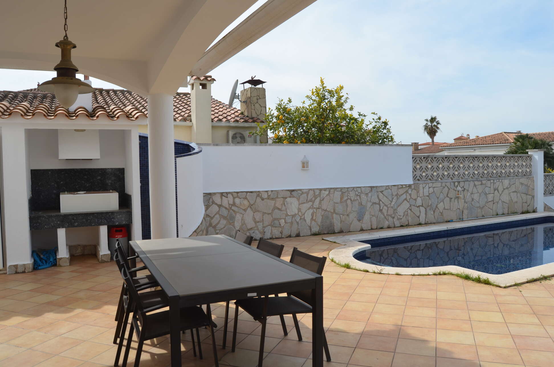 Superb villa on the Norfeu canal 4 bedrooms, 12.5m mooring, swimming pool