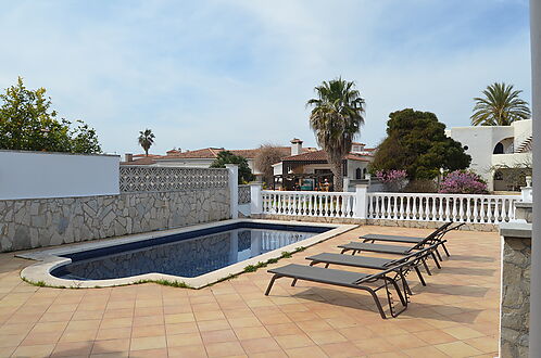 Superbe villa au canal Norfeu 4 chambres, 12,5m d'amarre, piscine EMPURIABRAVA