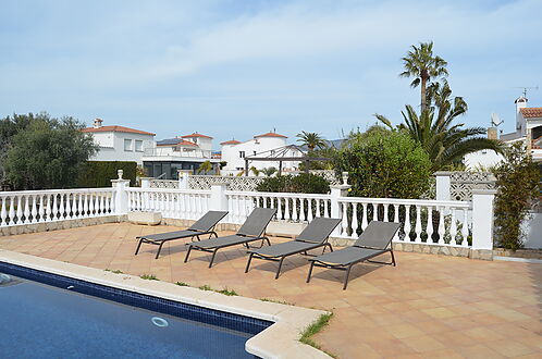 Superb villa on the Norfeu canal 4 bedrooms, 12.5m mooring, swimming pool