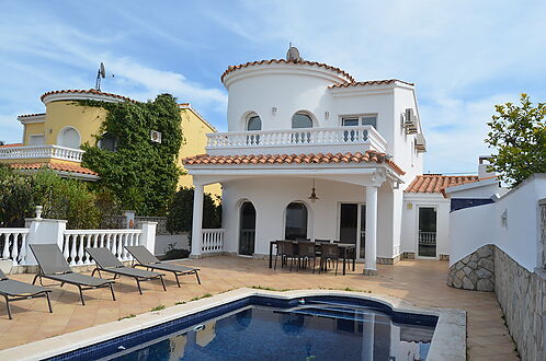 Superb villa on the Norfeu canal 4 bedrooms, 12.5m mooring, swimming pool