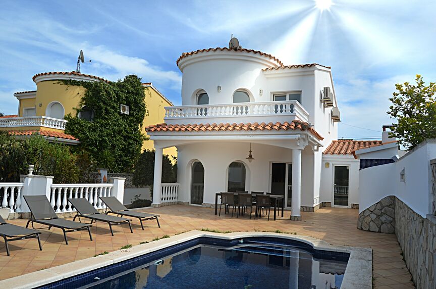 Superbe villa au canal Norfeu 4 chambres, 12,5m d'amarre, piscine EMPURIABRAVA