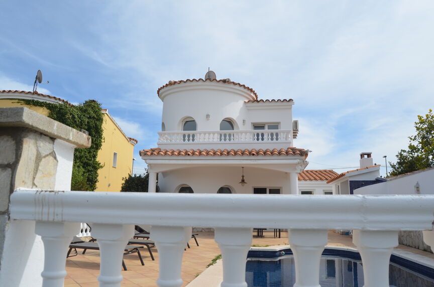 Superb villa on the Norfeu canal 4 bedrooms, 12.5m mooring, swimming pool