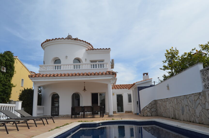 Superb villa on the Norfeu canal 4 bedrooms, 12.5m mooring, swimming pool