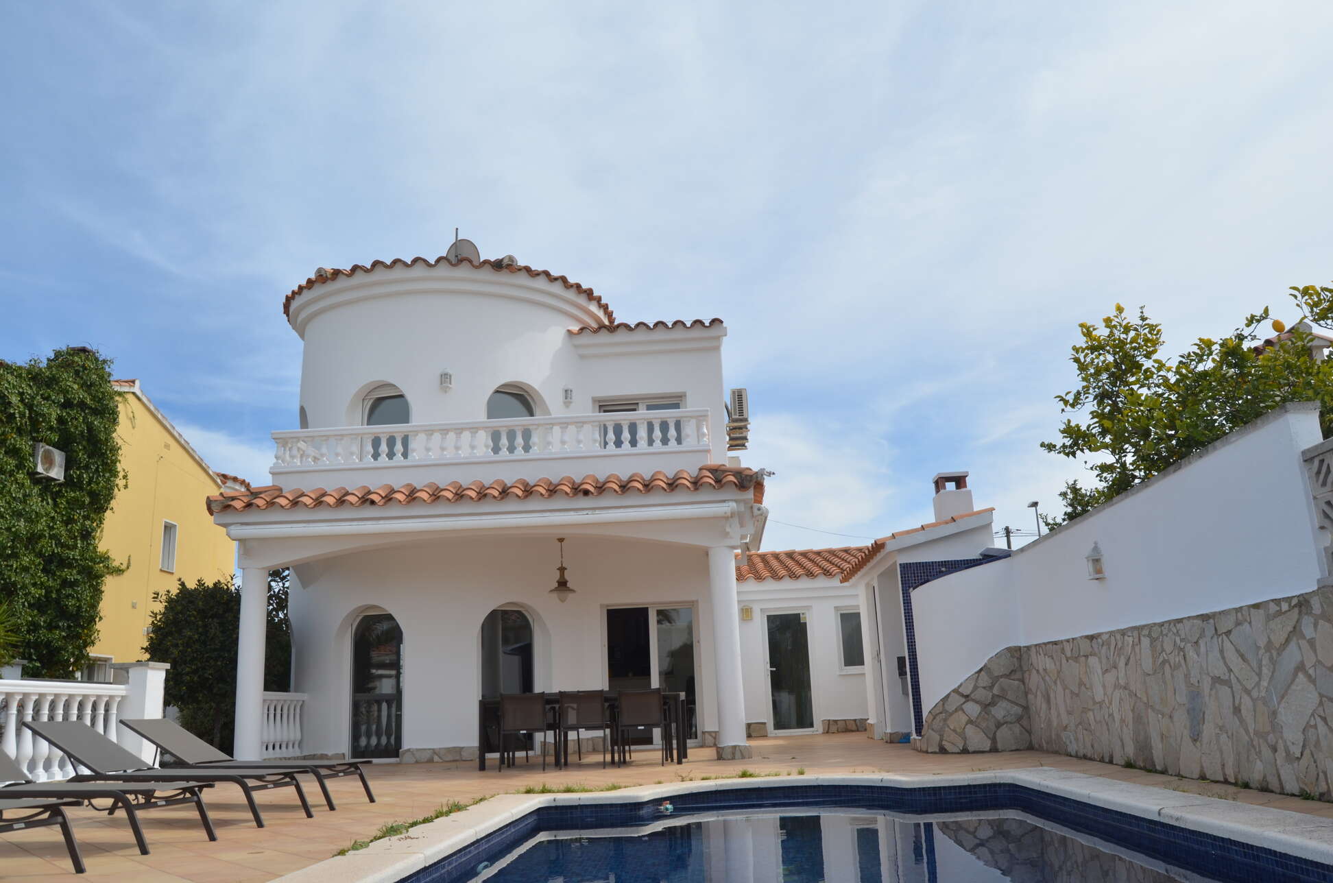 Superb villa on the Norfeu canal 4 bedrooms, 12.5m mooring, swimming pool