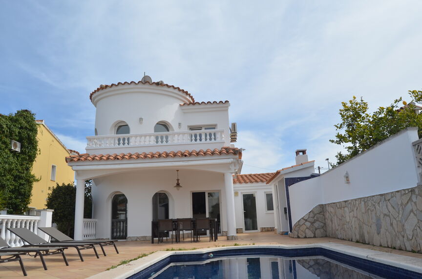 Superb villa on the Norfeu canal 4 bedrooms, 12.5m mooring, swimming pool