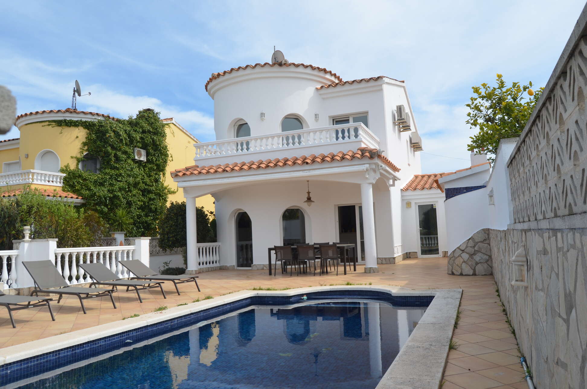 Superb villa on the Norfeu canal 4 bedrooms, 12.5m mooring, swimming pool