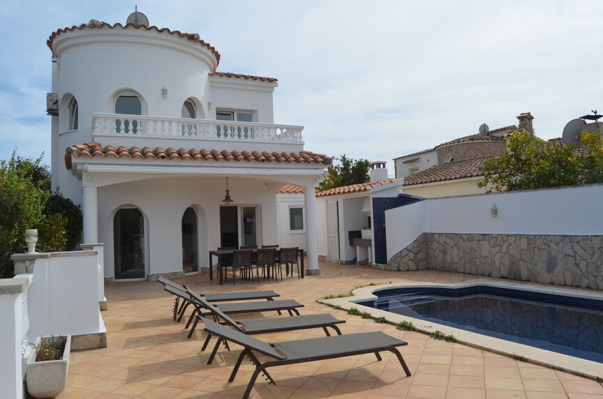 Superb villa on the Norfeu canal 4 bedrooms, 12.5m mooring, swimming pool